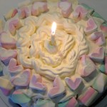 Täytekakku mansikoilla ja kermavaahdolla